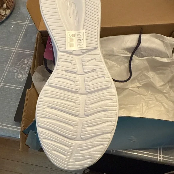 Sneakers - Picture 4 of 4